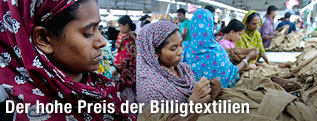 Arbeiterinnen in einer Textilfabrik in Bangladesch