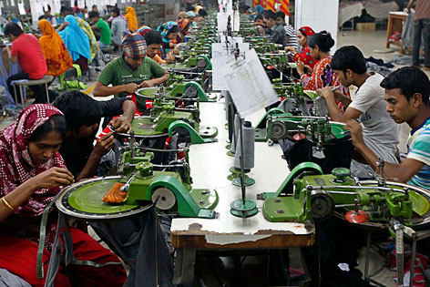 © AP/A.M. Ahad Arbeiter und Arbeiterinnen in einer Kleiderfabrik in Bangladesch