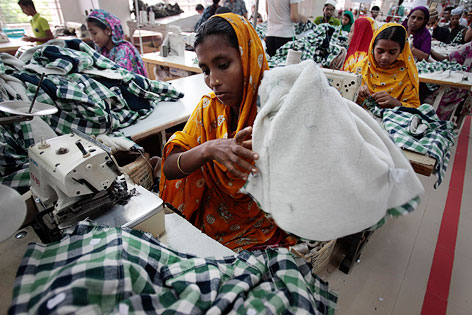 © Reuters/Andrew Biraj Frauen in einer Kleiderfabrik in Bangladesch