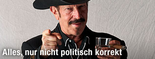 Kinky Friedman mit Tequlia und Zigarre