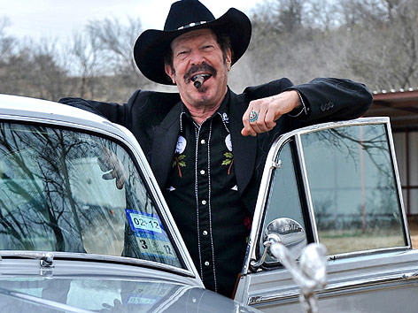 © Brian Kanoef Kinky Friedman mit Rolls Royce und Zigarre