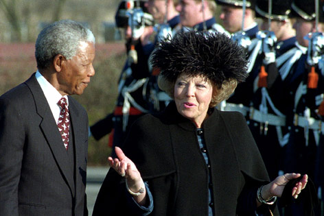 © AP/Dusan Vranic Nelson Mandela und Königin Beatrix, 11. März 1999