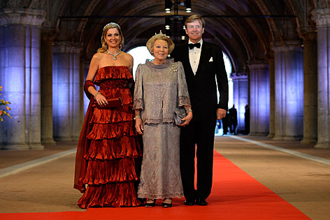 © Reuters/Robin Utrecht Prinzession Maxima, Prinz Willem-Alexander und Königin Beatrix am roten Teppich