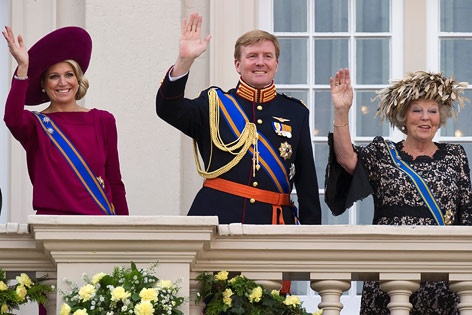 © Reuters/United Photos/Paul Vreeker Prinzession Maxima, Prinz Willem-Alexander und Königin Beatrix winken, 18. September 2012
