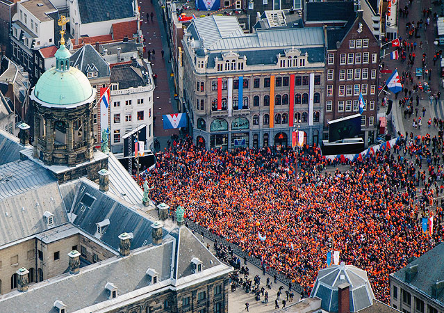 © APA/EPA/Robin Van Lonkhuijsen Menschenmenge