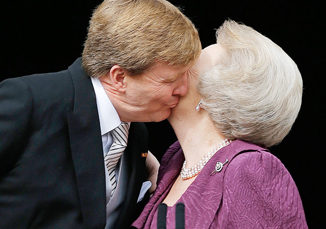 © APA/AP/Daniel Ochoa de Olza König Willem-Alexander küsst Königin Beatrix