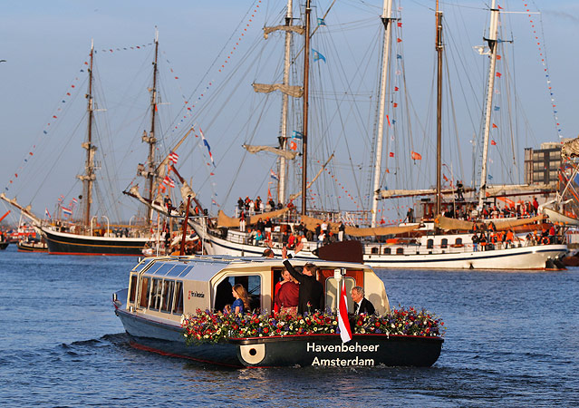 © AP/Daniel Ochoa de Olza Willem-Alexander und seine Frau Maxima winken vom Boot aus