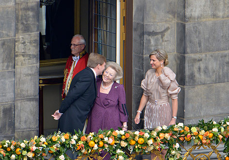 © APA/EPA/Marcel Antonisse König Willem-Alexander küsst Königin Beatrix