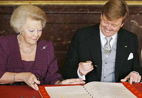 © APA/AP/Bart Maat Königin Beatrix unterschreibt ihre Abdankung