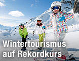Skifahrer stehen auf der Piste