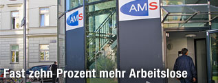 Mann betritt Gebäude des AMS