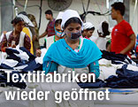 Frauen arbeiten in einer Kleiderfabrik