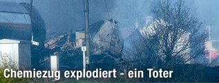 Rauch steigt hinter von entgleistem mit Chemikalien beladenen Zug auf