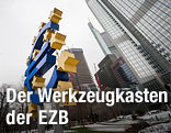 Euro-Zeichen vor dem EZB-Geb&auml;ude in Frankfurt