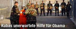 Soldaten führen einen Häftling ab