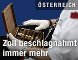 Hände halten Schachtel voller Zigarren