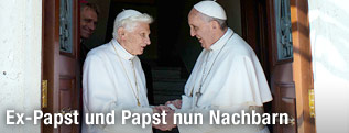 Der ehemalige Papst Benedikt XVI. wird von Papst Franziskus begrüßt