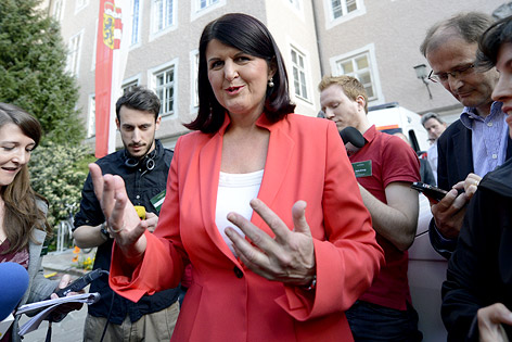 SPÖ-Spitzenkandidatin der Salzburger Landtagswahl Gabi Burgstaller im Gespräch mit Journalisten vor dem Chiemseehof