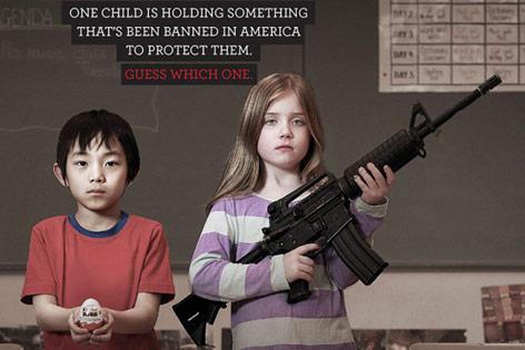 © momsdemandaction.org Kind mit Überraschungsei neben Kind mit Gewehr