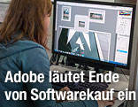 Frau sitzt vor Bildschirm