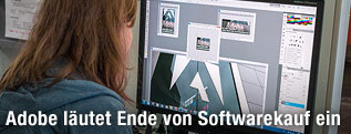 Frau sitzt vor Bildschirm