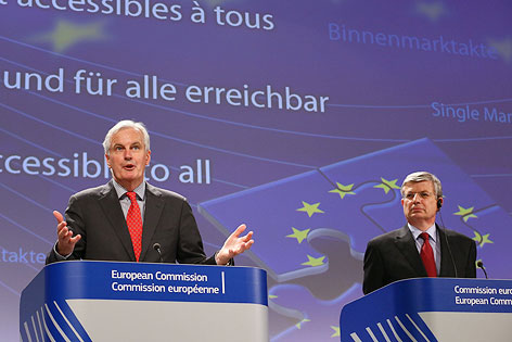 © APA/EPA/Julien Warnand EU-Binnenmarktkommissar Michel Barnier und EU-Verbraucherkommissar Tonio Borg