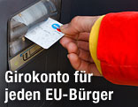 Hand mit Bankomatkarte