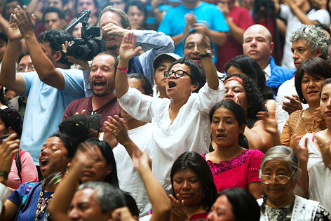 © APA/AP/Moises Castillo Menschen jubeln nach dem Urteil