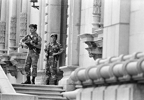 Historische Aufnahme nach dem Putsch 1983 von Soldaten vor dem Präsidentenpalast in Guatemala City