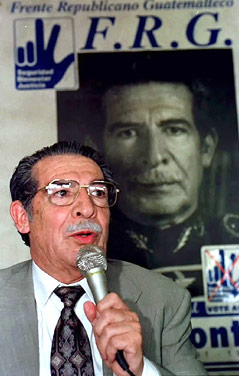 © Reuters/Kimberly White Guatemalas Ex-Diktator Efrain Rios Montt bei seiner Ansprache nach seiner Wiederwahl im Jahr 1996