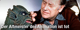 Ray Harryhausen bastelt an einer Monsterfigur