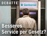 Mann an einem Bankomaten