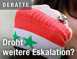 Faust mit Hanschuh zeigt syrische Fahne