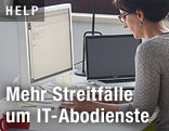 Frau sitzt am Computer