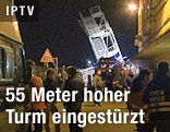 Schräger Stiegenaufgang und Polizei im Hafen von Genua