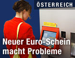 Frau an einem Ticketautomaten