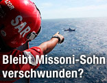 Mann zeigt auf Stelle im Meer