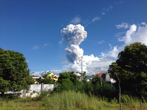 Riesige Aschewolke des Mayon-Vulkans