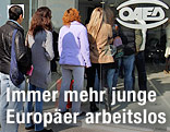 Arbeitslose stehen vor einem Arbeitsamt in Athen Schlange
