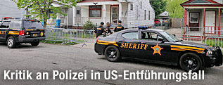 Polizeiautos vor Haus
