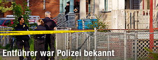 Polizeiabsperrung vor Haus