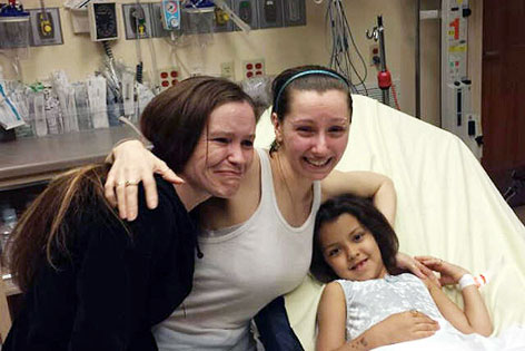 © Picturedesk.com/AFP PHOTO/WOIO TV Befreite Amanda Berry im Krankenhaus mit Schwester