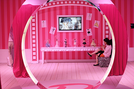 © APA/dpa/Jens Kalaene Das "Barbie Dreamhouse" in Berlin