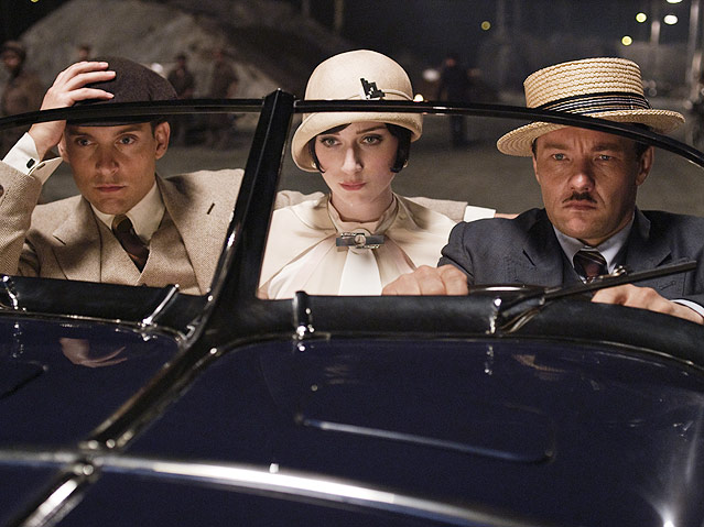 © Courtesy of Warner Bros. Pictures Filmszene aus "Der Große Gatsby", Tobey Maguire als Nick Carraway, Elizabeth Debicki als Jordan Baker und Joel Edgerton als Tom Buchanan