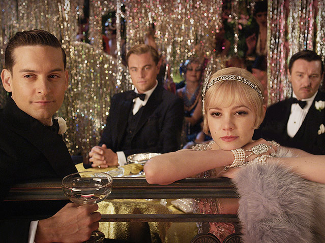© Courtesy of Warner Bros. Picture Filmszene aus "Der Große Gatsby", Tobey Maguire als Nick Carraway, Leonardo DiCaprio als Jay Gatsby, Carey Mulligan als Daisy Buchanan und Joel Edgerton als Tom Buchanan