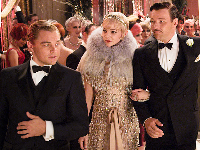 © Courtesy of Warner Bros. Picture Filmszene aus "Der Große Gatsby", Leonardo DiCaprio als Jay Gatsby, Carey Mulligan als Daisy Buchanan und Joel Edgerton als Tom Buchanan