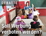 Kinder und Lehrerin in Klassenzimmer