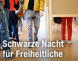 Studenten bei ihrer Stimmabgabe