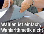 Wahlkarte wird eingeworfen