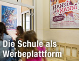 Schulgang mit Plakaten